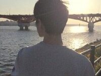 孤独背影男生伤感头像-爱微控