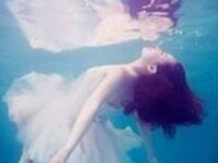 女生沉浸深海唯美伤感头像-爱微控