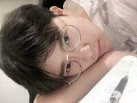 趴在桌子上不露头的男生头像-爱微控