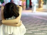 蹲下抱抱自己伤感图片,伤感抱着自己的图片-爱微控