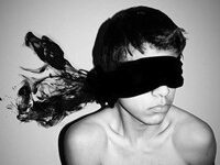 蒙着眼睛的男孩头像-爱微控